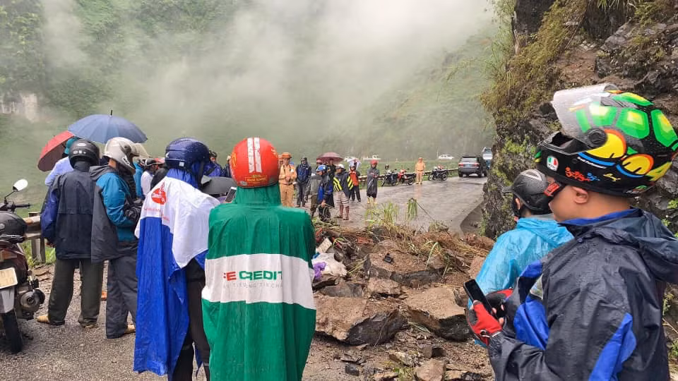 Ha Giang: Sat lo dat da tren deo Ma Pi Leng khien hai du khach trong thuong