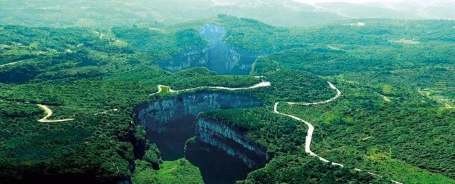 Tọa lạc tại phía tây nam Trung Quốc, huyện Vũ Long thuộc thành phố Trùng Khánh nổi tiếng với nhiều kỳ quan thiên nhiên tuyệt đẹp như Công viên địa chất Vũ Long, Thiên Sinh Tam Kiều, động Phù Dung, núi Bạch Mã cùng với những dãy núi đá vôi kỳ vĩ.