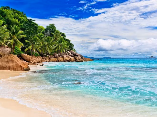  Quần đảo Seychelles thuộc Ấn Độ Dương, ngoài khơi biển Madagascar: Đây là một điểm đến nổi tiếng của các cặp đôi hưởng trăng mật, bởi phong cảnh đẹp như thiên đường. Tuy nhiên do hiện tượng xói mòn bờ biển, kỳ quan thiên nhiên này đang có nguy cơ biến mất hoàn toàn trong 50-100 năm tới.