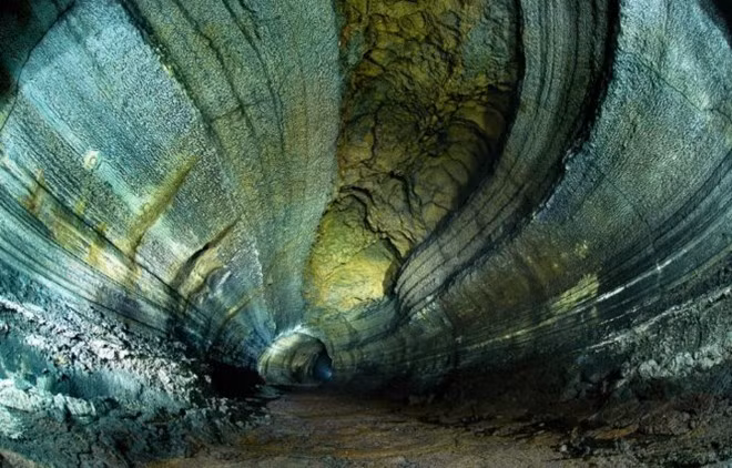 Cách thành phố Jeju khoảng 30 km về phía đông là hang động Manjanggul, chính xác hơn là đường hầm nham thạch vì được cấu thành từ dung nham núi lửa, là một trong số những hang động có nét đẹp rực rỡ tự nhiên, là điểm đến của không ít du khách đến với đảo thiên đường Jeju. Một đoạn đường hầm nham thạch trong hang Manjanggul. Ảnh: Flickr.