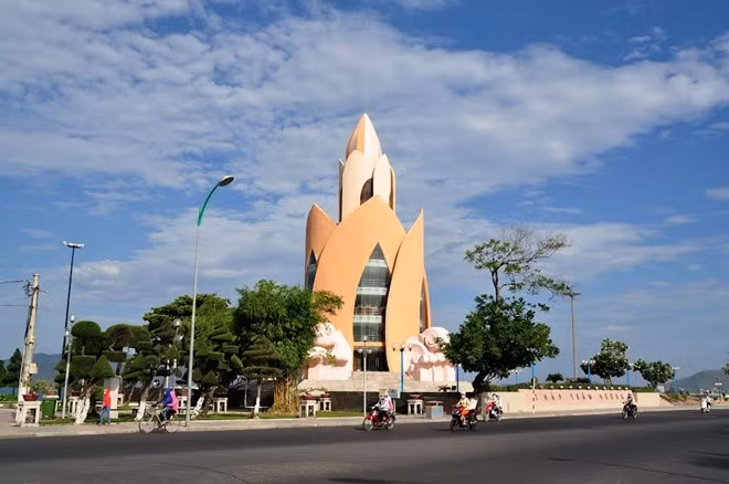  Thành phố Nha Trang - Tháp Trầm Hương: Công trình nằm ở quảng trường 2/4, cạnh bờ biển trung tâm thành phố, gồm có 3 tầng cấu trúc. Tầng 1 là công viên với hệ thống 5 cụm điêu khắc tạo hình sóng biển cách điệu, tầng 2 là thân tháp mang hình tượng kiến trúc giàu tính điêu khắc, tầng 3 là ngọn tháp mang hình lõi trầm cách điệu. Công trình tượng trưng cho sự kết tinh cao độ những thành quả của nền kinh tế văn hóa của thành phố, như một viên ngọc tỏa sáng. Ảnh: Panoramio.