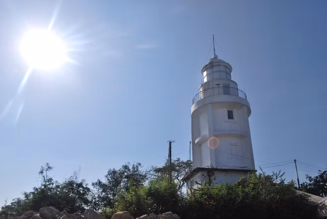  Thành phố Vũng Tàu - Ngọn hải đăng Vũng Tàu: Hải đăng Vũng Tàu ằm trên đỉnh núi Nhỏ (núi Ba Phùng), được xem là công trình biểu tượng của thành phố biển. Được xây dựng vào năm 1862, đây là một trong những ngọn hải đăng cổ nhất của Đông Nam Á, gắn bó với lịch sử phát triển của thành phố. Ảnh: Geckotrip.com.