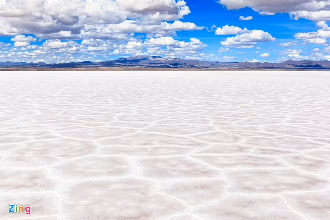 Hiện nay, ngoài thu hút khách du lịch, Uyuni cũng là mỏ vàng cho ngành khai thác khoáng sản của Bolivia, nơi lưu trữ một nửa lượng li-ti của thế giới - nguyên liệu được dùng làm pin năng lượng cao.
