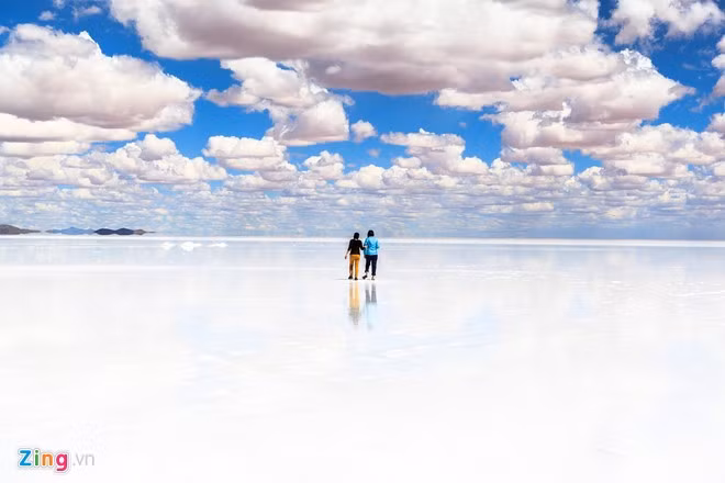 Vào mùa mưa, Salar de Uyuni biến thành hồ nước nông.