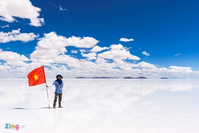  Cánh đồng muối Salar de Uyuni như một chiếc gương khổng lồ, phản chiếu bầu trời xanh thẳm, những cuộn mây trắng như bông, nằm trên độ cao gần 4.000 mét so với mặt nước biển.
