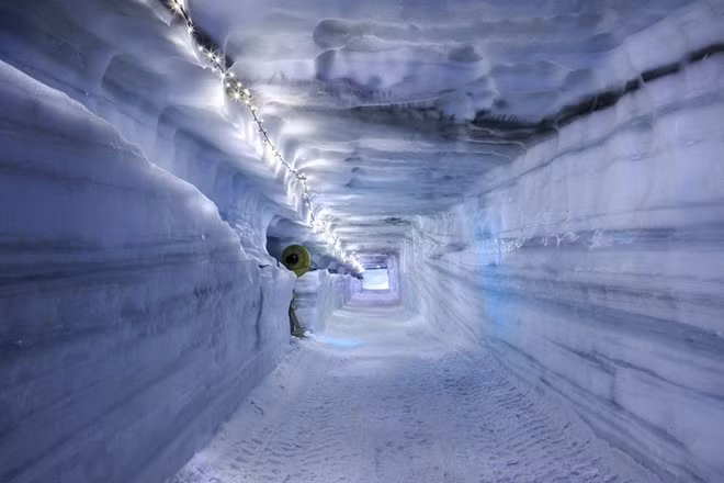 Dự án hang băng có tên Into the Glacier.