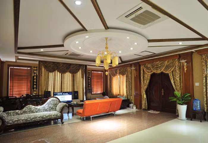 Phòng làm việc của chồng Trang Nhung nổi bật với tông màu vàng quyền quý.