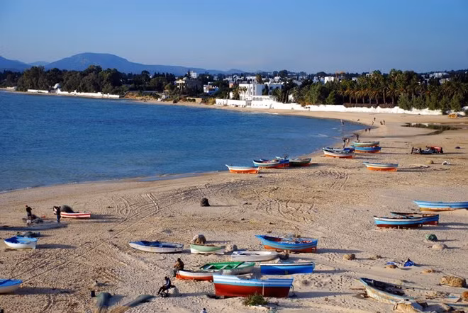 Hammamet, Tunisia: Nằm cách thủ đô của Tunisia khoảng 65 km, bãi biển Hammamet là điểm đến yêu thích của du khách quốc tế. Ngoài việc tắm nắng, bơi lội, bạn còn có thể cưỡi lạc đà đi dọc bãi biển.