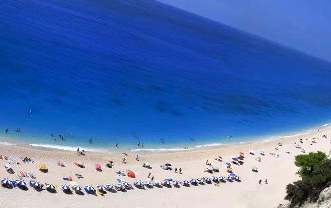 Egremni, Lefkada, Hy Lạp: Màu xanh chói lọi của nước biển và màu trắng sáng của cát khiến nơi đây trở thành một trong những bãi biển quyến rũ nhất Hy Lạp. Do ở vùng hẻo lánh và khó tiếp cận, Egremni thường khá bình yên. Và vì đây là Hy Lạp, bạn có thể để ngực trần hoặc tắm nắng trong trạng thái thiên nhiên mà không phải lo ngại gì.