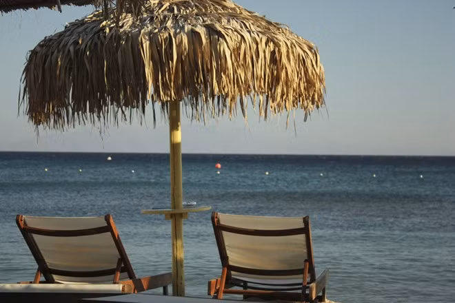 Paradise, Mykonos, Hy Lạp: Nếu Egremni là nơi trú ẩn cho những ai thích riêng tư thì Paradise dành cho người thích tiệc tùng. Những du khách trả tuổi đổ về đây vào mùa hè để tận hưởng cuộc sống ở những quán bar sát mặt biển, các hộp đêm sôi động và tiệc nhảy trên bãi biển trong ánh hoàng hôn. Đây cũng là một bãi biển cho phép khỏa thân.