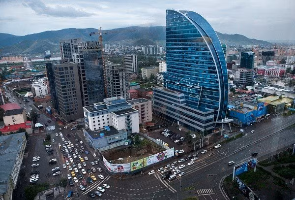 Thủ đô Ulaanbaata: Có lẽ đây là hình ảnh bất ngờ nhất về Mông Cổ với nhiều người vì họ luôn nghĩ Mông Cổ chỉ toàn là thảo nguyên sườn đồi xanh cỏ. Thủ đô này nằm bên bờ sông Tuul, giữa nhiều ngọn núi hùng vĩ bao quanh. Phương tiện đi lại chủ yếu của người dân nơi đây là ô tô.