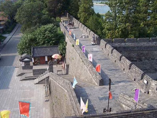 Sông Trường Giang là một trong những điểm du lịch hút khách nhất Trung Quốc. Những tour đi thuyền trên sông kéo dài 4-5 ngày từ Trùng Khánh được nhiều người lựa chọn để ngắm cảnh dọc bờ sông, và dừng lại ở các điểm du lịch nổi tiếng như đập Tam Hiệp, thành phố ma Phong Đô. Du khách còn có thể dạo bước ở thành cổ Kinh Châu, một nơi nổi tiếng trong tác phẩm Tam Quốc diễn nghĩa. Kinh Châu có vị trí chiến lược về mặt quân sự, vì vậy trong thời Tam Quốc, các cuộc chiến đều có mục tiêu tranh giành địa bàn những quận này. Ảnh: Chinadiscovery.