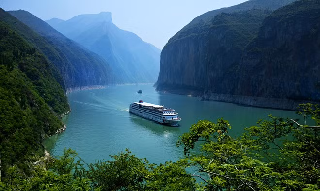Trong nhiều thế kỷ, Trường Giang là con đường huyết mạch trong việc vận chuyển hàng hóa, được gọi là “đường thủy hoàng kim”. Một phần sông rất nguy hiểm vì đá và mực nước lên xuống thất thường. Ngày nay, Trường Giang là con sông tấp nập các hoạt động đóng góp vào nền kinh tế của nhiều thành phố, làng mạc lân cận, bao gồm 5 thành phố lớn nhất Trung Quốc như cố đô Nam Kinh. Ảnh: Discoveryangtze.