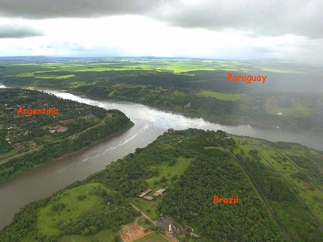 Argentina - Paraguay - Brazil: Đây là một cảnh tượng đường biên giới độc đáo giữa 3 quốc gia, nơi sông Paraná và sông Iguazu giao nhau.