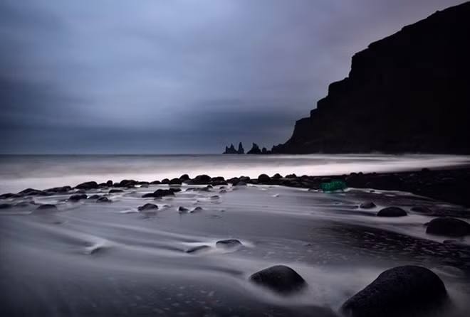 2. Bãi biển Vik, Iceland: Nằm ở miền Nam Iceland, cách thủ đô Reykjavik 110 dặm, bãi cát đen nổi tiếng ở phía nam bãi biển này được tạo ra bởi dung nham chảy vào dòng sông băng Myrdalsjokull từ nhiều thế kỷ. Được bao quanh bởi các cao nguyên hùng vĩ, các vách đá dựng đứng và các vòm đá bazan huyền bí , bãi biển Vik đã từng được công nhận là một trong 10 bãi biển đẹp nhất trên thế giới vào năm 1991. Đây cũng được coi là thiên đường của hàng triệu loài chim, trong đó có loài hải âu rụt cổ nổi tiếng.