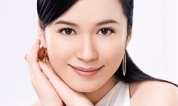  Cằm to tròn trịa: Một người phụ nữ tướng mặt giàu có thường sở hữu cằm tròn trịa, đầy đặn. Trong tính cách người này có tính cách điềm tĩnh, đôn hậu, phóng khoáng, làm việc gì cũng xuất sắc, biết tiếp thu ý kiến người khác, sự nghiệp dễ dàng thăng tiến, dễ trở thành người lãnh đạo. 