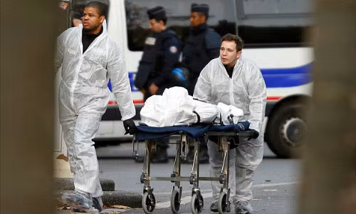 Hiện tại, vụ khủng bố liên hoàn ở Paris vừa xảy ra đang trở thành điểm nóng toàn cầu. Người dân Pháp nói riêng và thế giới nói chung vẫn chưa hết bàng hoàng trước những gì mà nước Pháp phải gánh chịu trong những giây phút khủng khiếp vừa qua khi hàng loạt các vụ tấn công kinh hoàng đã cùng lúc xảy ra tại 7 địa điểm tại thủ đô Paris. Các vụ tấn công bao gồm nổ súng và bắt giữ con tin tại Nhà hát Bataclan, hai vụ nổ gần sân vận động quốc gia Stade de France, nơi đang diễn ra trận giao hữu bóng đá giữa đội tuyển Pháp với đội tuyển Đức, 5 vụ nổ gần nhà hát Bataclan, và một vụ tấn công nhằm vào trung tâm mua sắm Les Halles.