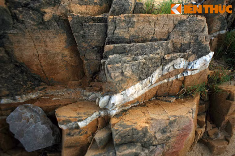 Nhìn gần sẽ thấy phần màu trắng này là một loại đá có kết cấu khác, dường như được "ai đó" khảm vào mặt đá nâu một cách khéo léo.