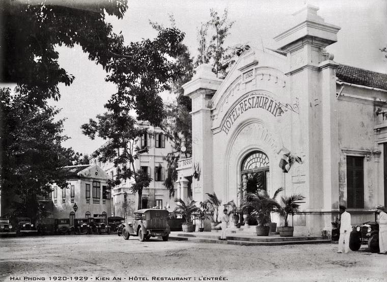 Lối vào tổ hợp khách sạn - nhà hàng của Pháp ở Kiến An, Hải Phòng thập niên 1920.