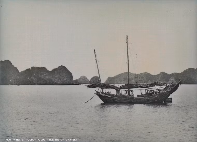 Một con thuyền trên vùng biển Cát Bà.