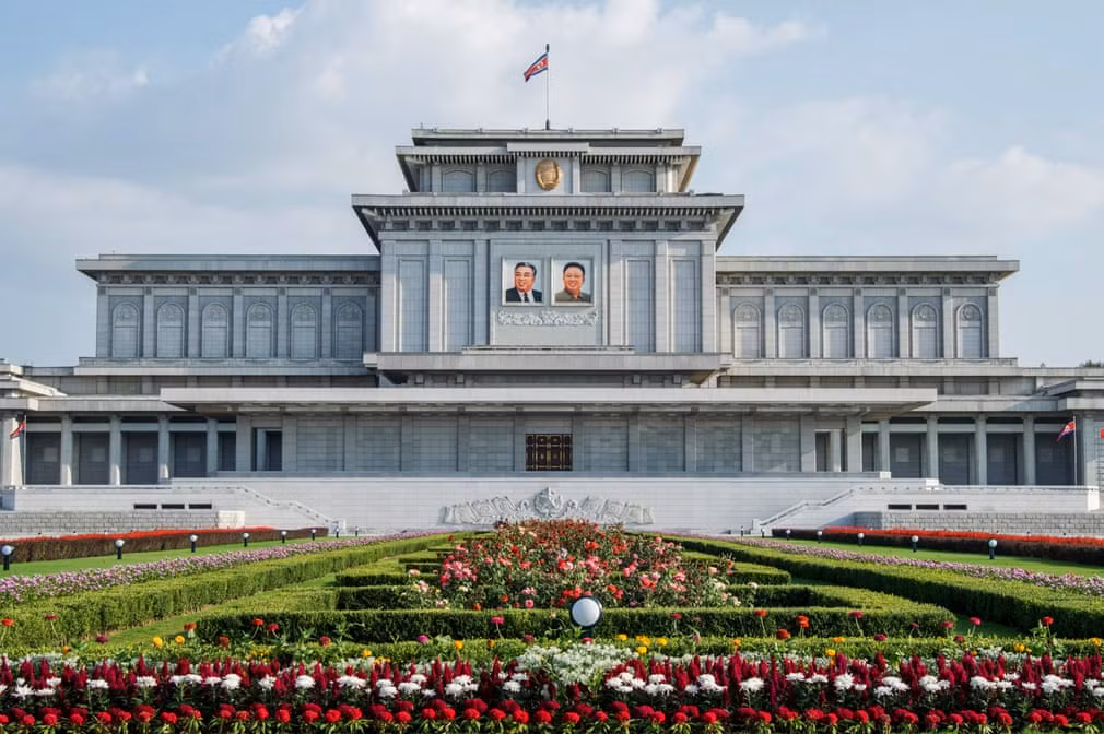 Cung tưởng niệm Kumsusan được xây năm 1977, ban đầu là tòa nhà chính phủ, được chuyển thành khu tưởng niệm sau khi lãnh tụ Kim Nhật Thành qua đời.