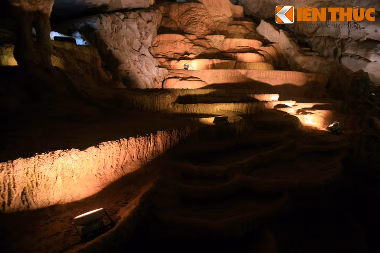 "Ruộng bậc thang" này nằm ở động Phong Nha - hang động xuyên thủy nổi tiếng nhất Phong Nha - Kẻ Bàng.