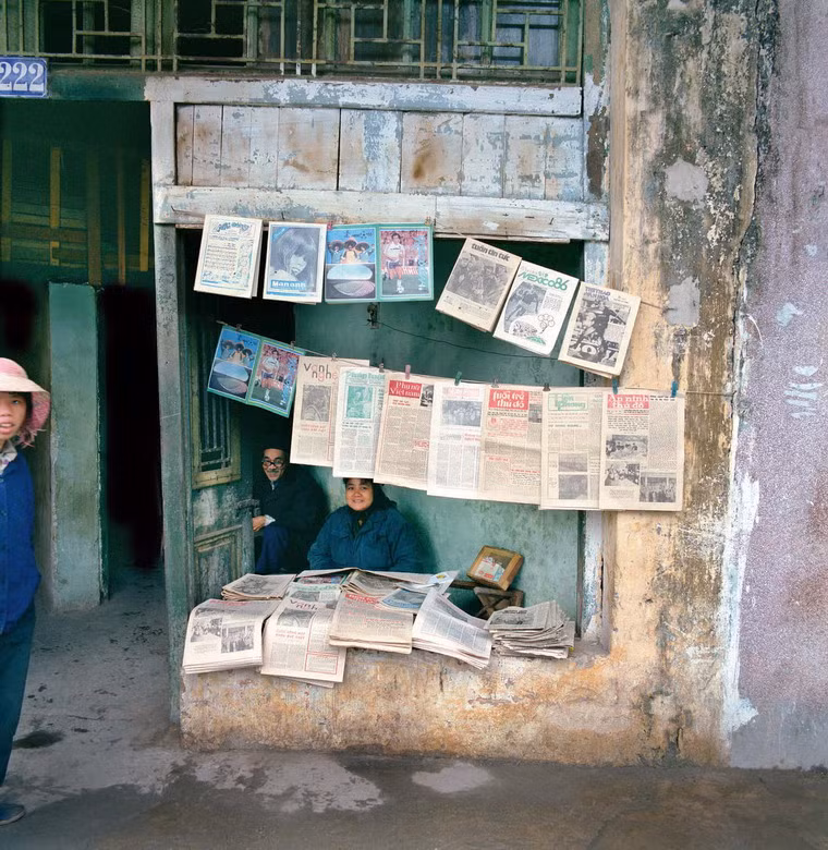 Quầy bán báo trên phố Hàng Bông, 1986.