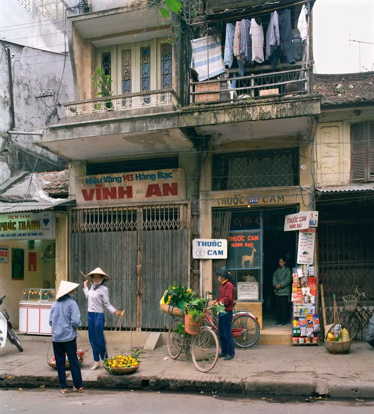 Bên ngoài nhà số 143 và 145 Hàng Bạc, năm 1995.