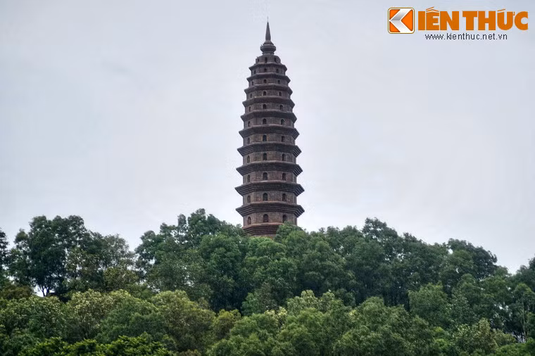 Bảo tháp của chùa Phật Tích được xây dựng cách đây ít năm, là công trình gợi nhớ về một tòa tháp cổ từng hiện diện ở chùa Phật Tích thời kỳ hoàng kim. Theo sử sách, năm 1066, vua Lý Thánh Tông cho xây dựng một tòa tháp cao 40m.