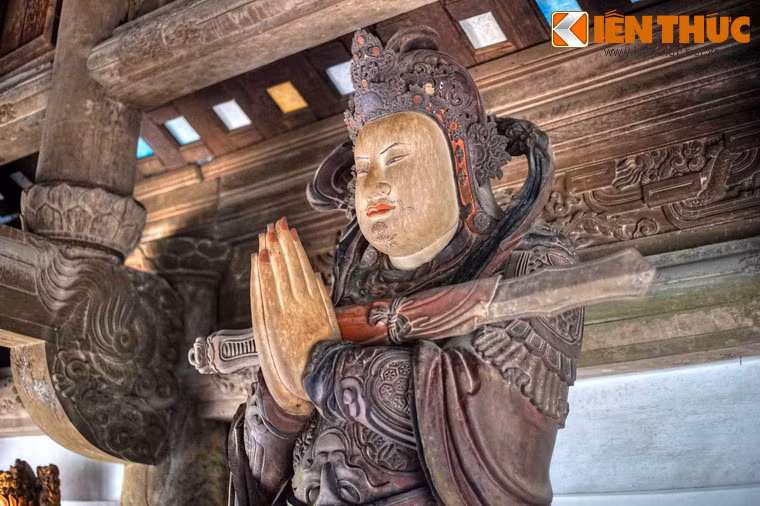 Nhiều pho được tạc cao hơn người thật như 8 pho tượng Kim Cương và Hộ pháp, cao chừng 3 m, trang nghiêm phúc hậu.