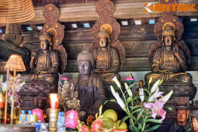 Trong chùa có 64 pho tượng cổ cùng với các phù điêu có mặt tại mọi nơi. Các tượng tạc bằng gỗ mít được sơn son thếp vàng.