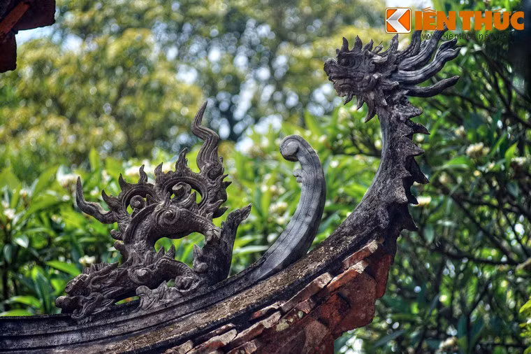 Trên mái gắn nhiều linh vật bằng đất nung, các đầu đao mái cũng bằng đất nung đường nét nổi lên hình hoa, lá, rồng phượng giàu sức khái quát và khả năng truyền cảm.