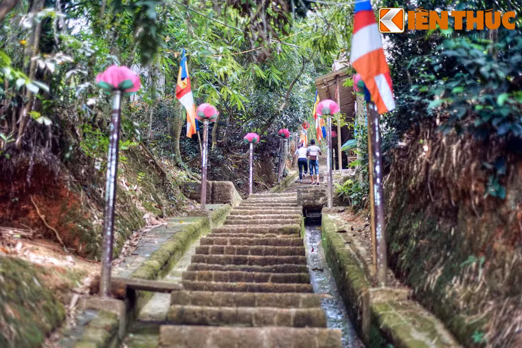 Từ Tam quan hạ có 237 bậc thang lát đá ong dẫn đến đỉnh núi.