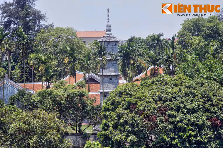 Tương truyền vào năm 1876, khi vua Tự Đức qua chùa thấy có một cây tháp hình dáng khổng lồ liền gọi tên là Bút Tháp, và ngôi chùa mang tên Bút Tháp từ đó.