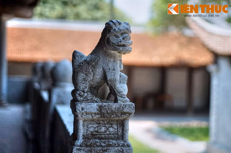 Đầu cầu là hai con sư tử đá.