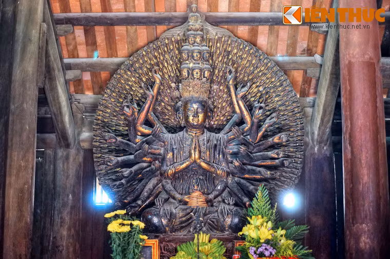 Nổi bật nhất trong chùa là pho tượng Phật Quan Âm nghìn tay nghìn mắt do nghệ nhân Trương Thọ Nam tạo tác và hoàn thành vào năm 1656. Đây là một kiệt tác hàng đầu về nghệ thuật tạc tượng làm nổi bật triết lý nhà Phật, và được công nhận Bảo vật quốc gia từ năm 2012.