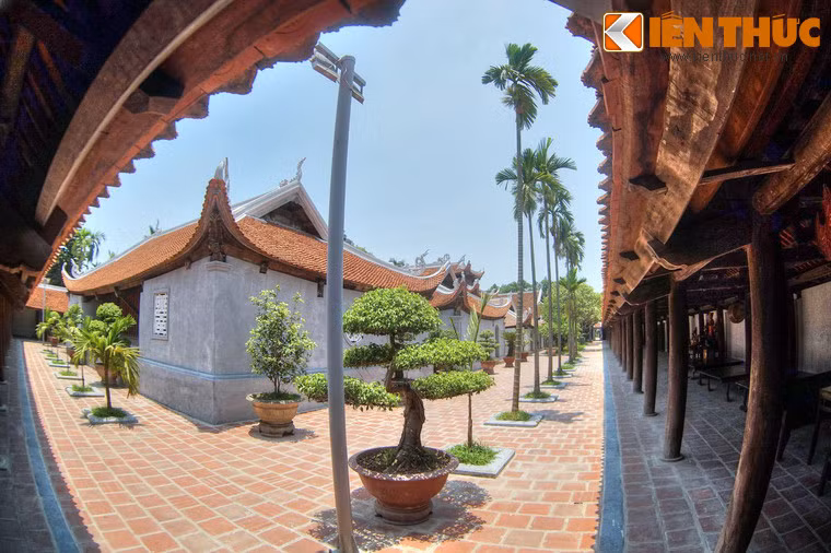 Các công trình chính của chùa Bút Tháp được bao bọc bởi các dãy hành lang chạy dọc hai bên, mỗi bên gồm 26 gian.
