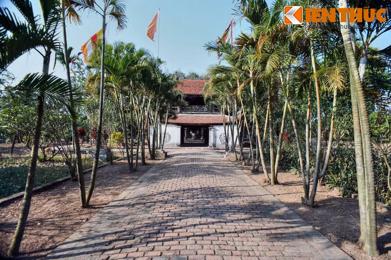 Nằm ở thôn Bút Tháp, xã Đình Tổ, huyện Thuận Thành, tỉnh Bắc Ninh, chùa Bút Tháp là một trong những ngôi chùa cổ có kiến trúc hoàn chỉnh nhất còn lại ở Việt Nam. Chùa còn được biết đến với các tên gọi khác chùa Nhạn Tháp, Thiếu Lâm Tự, Hoàng Cung Tự.