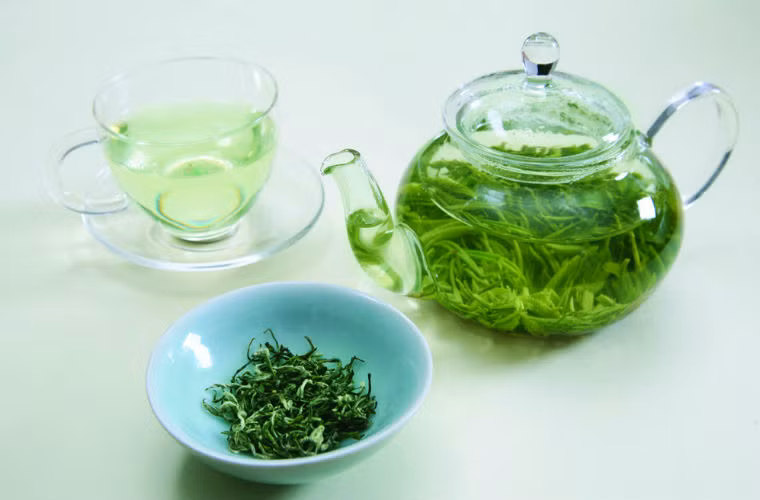  Giải rượu bằng trà xanh. Nhiều người cho rằng có thể giải rượu bằng uống trà xanh. Nhưng trên thực tế việc kết hợp trà xanh với rượu sẽ gây tổn hại đến sức khỏe, gây ra viêm dạ dày. 
