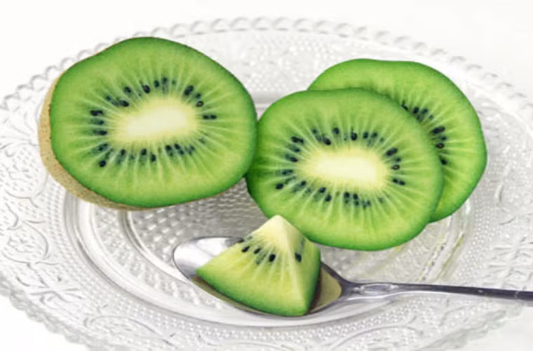  Giữa các bữa nên bổ sung hoa quả có vị chua như cam, quýt, kiwi để kích thích tiêu hóa, không nên ăn những hoa quả hàm lượng đường cao như táo, dưa hấu. 