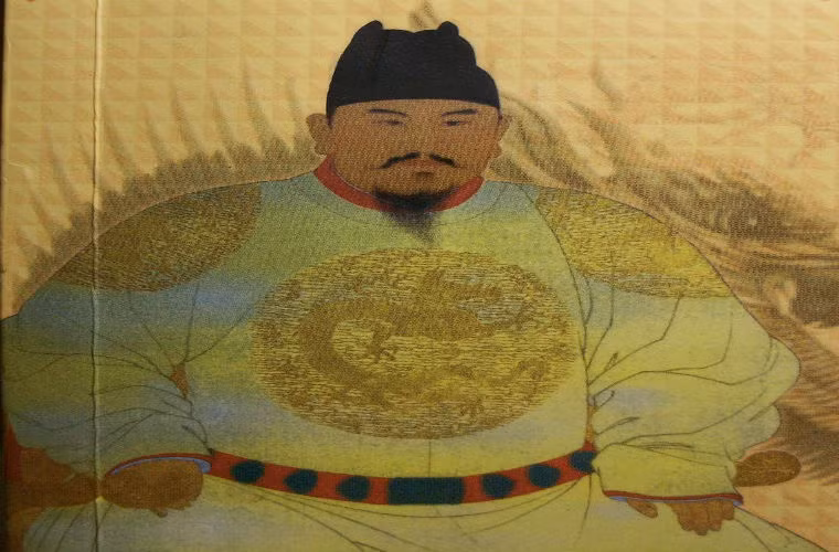  Khi đại nghiệp thành công, Chu Nguyên Chương đã từng định chọn Biện Lương làm nơi định đô. Nhưng sau sau khi khảo sát xem xét nhận thấy rằng, qua cuộc trường chinh Trung Nguyên đã trở lên tiêu điều, giao thông cách trở, nên khó mà xây dựng được kinh đô. Ông cũng đã từng nghĩ đến xây dựng kinh đô tại quê hương mình, và đã từng phái thừa tướng Lý Thiện Trường toàn quyền phụ trách xây dựng hàng loạt các công trình cung điện, thành trì, đường xá, cầu cống, đền chùa, nhà ở và doanh trại tại Hào Châu (sau đổi thành Phong Dương). Ảnh minh họa: Chu Nguyên Chương. 
