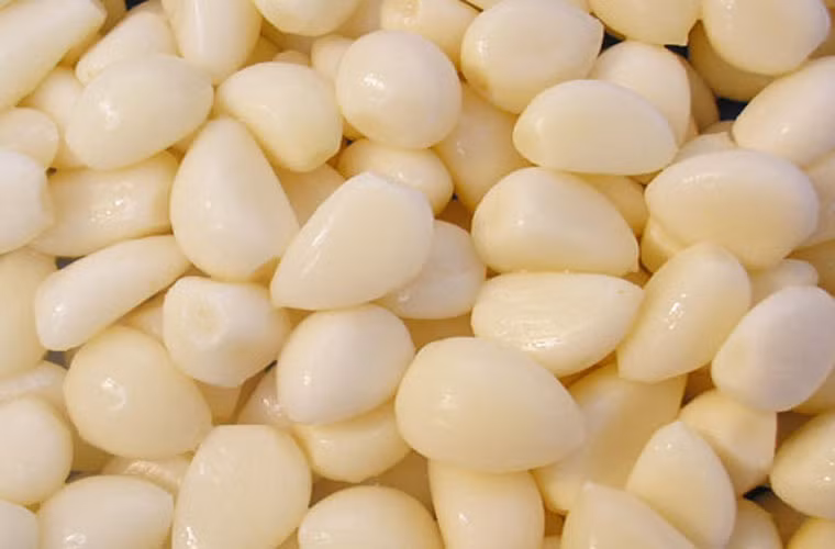  Allicin có trong tỏi có khả năng chống lại nhiễm trùng và vi khuẩn, mẹ bầu thường xuyên ăn tỏi sống sẽ có giúp chống lại cảm cúm, đồng thời giảm bớt nguy cơ mắc ung thư. 
