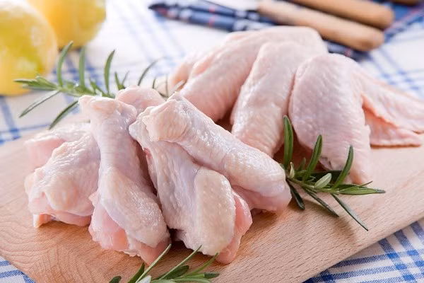  Trong quá trình nấu nướng, thịt gà sẽ giải phóng một lượng lớn một chất dinh dưỡng có khả năng giúp chữa bệnh viêm phế quản. Nếu bà bầu ăn canh gà có thêm chút muối có thể giúp giảm đờm khi bị họ hoặc bị cảm cúm. 