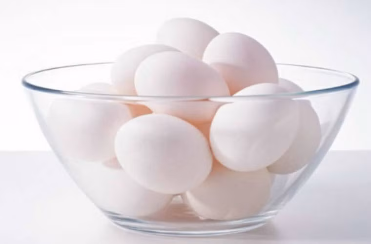 Ăn 1 quả trứng sẽ không làm tăng cholesterol, trứng có chứa một số lượng nhất định cholesterol, nhưng các thành phần trong trứng còn giúp làm giảm cholesterol. Chỉ cần chắc chắn mỗi ngày ăn 1 quả bạn không lo tăng nguy cơ bệnh tim