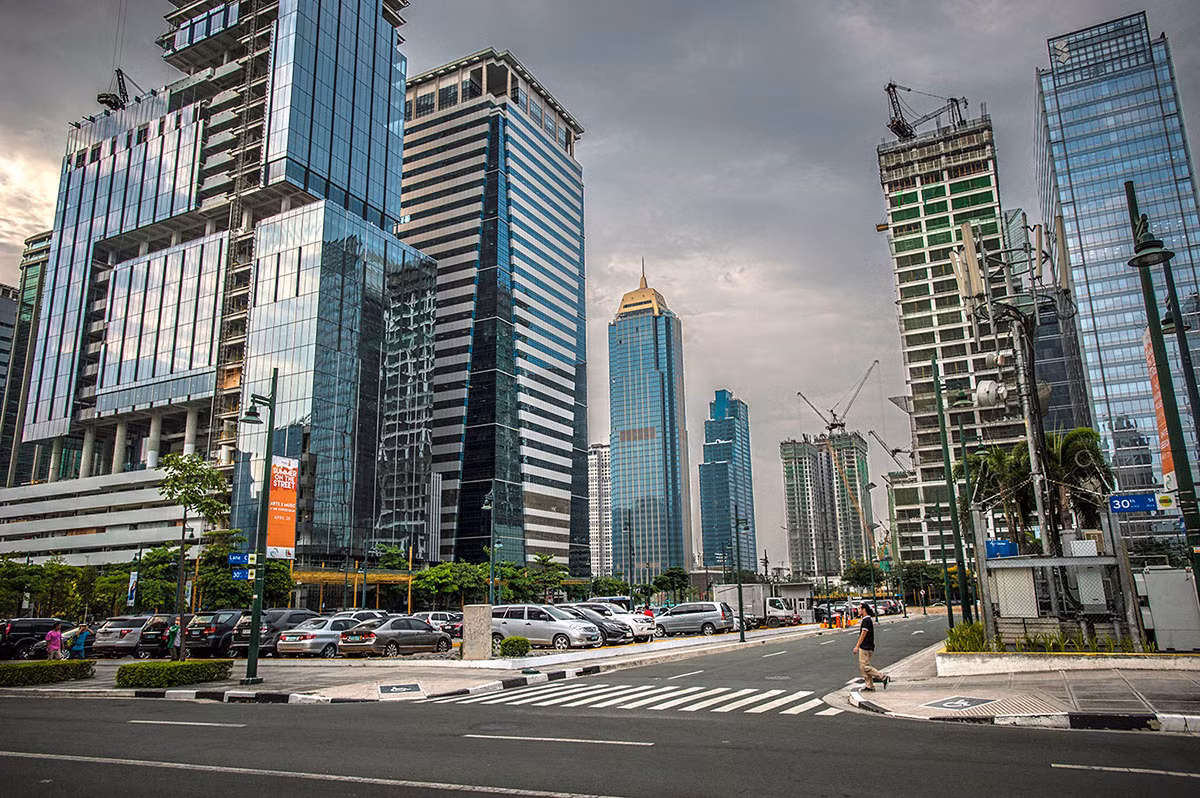 Bộ ảnh chênh lệch giàu-nghèo ở Manila đã cho thấy phần nào những thách thức mà tân Tổng thống Philippines Rodrigo Duterte sẽ phải đối mặt. Ảnh: Một đường phố trung tầm sầm uất ở Thủ đô Manila...