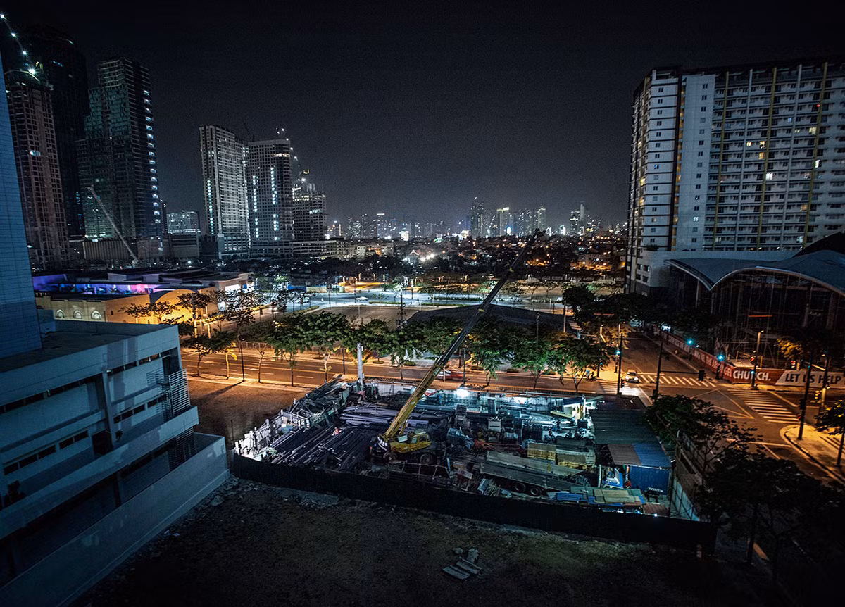 Một công trường xây dựng đang triển khai ở thành phố "bùng nổ" Bonifaio Globla City. Đây là bức ảnh thể hiện rõ sự giàu nghèo trái ngược ở Thủ đô Phillipines.