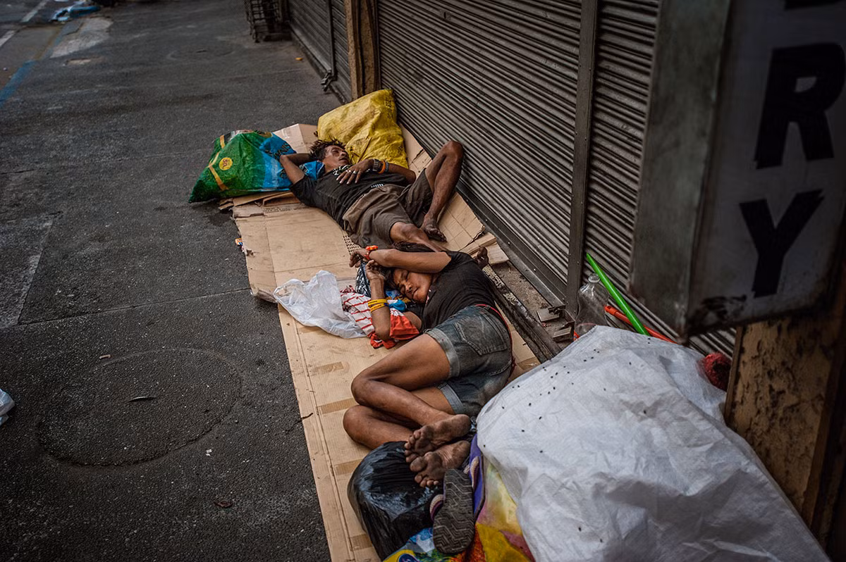 Cảnh ngủ ngoài đường của nhiều gia đình vô gia cư Philippines.