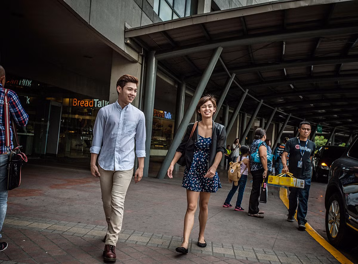 Hai cậu ấm cô chiêu vừa rời một trung tâm mua sắm mới xây dựng ở khu nhà giàu Bonifacio Global City ở Manila.
