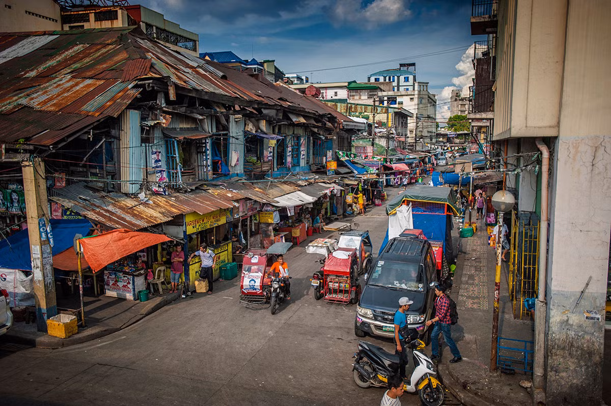 Những mái nhà lụp xụp, nhếch nhác gần nhà thờ Quiapo, nhà thờ Thiên chúa giáo lớn nhất Manila.