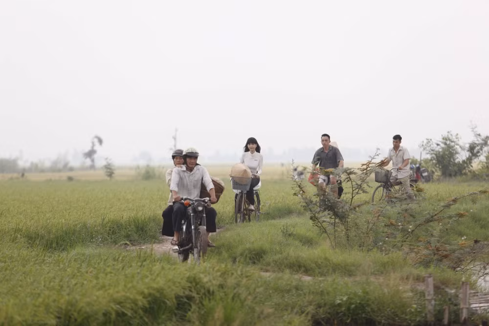 Ngày quay đầu tiên còn có sự xuất hiện của các diễn viên: nghệ sĩ Công Ninh, Bích Hằng trong vai cha, mẹ và các diễn viên trẻ: Hồ Vĩnh Khoa, La Quốc Hùng, Tú Vi trong vai anh, chị của Ngọc Trinh.